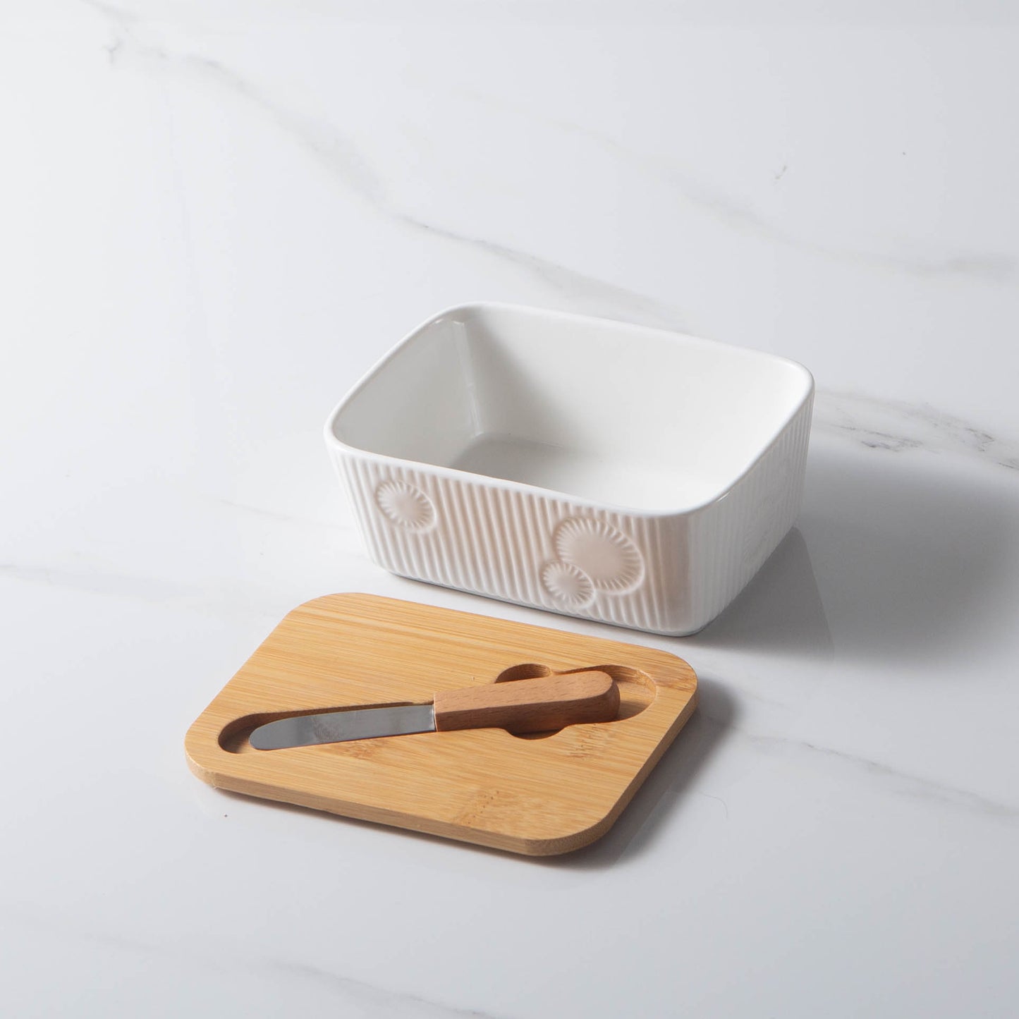 White Rectangle Butter Keeper Box Ceramic Butter Dish With Wooden Lip And Knife Embossing 330ml Butter Dish