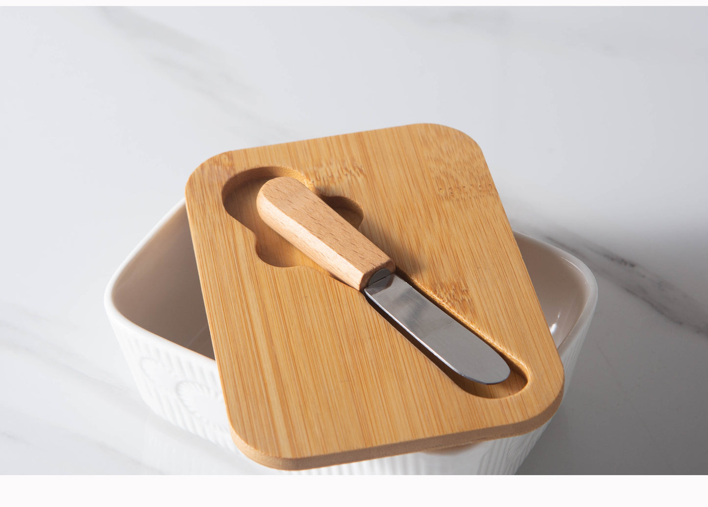 White Rectangle Butter Keeper Box Ceramic Butter Dish With Wooden Lip And Knife Embossing 330ml Butter Dish