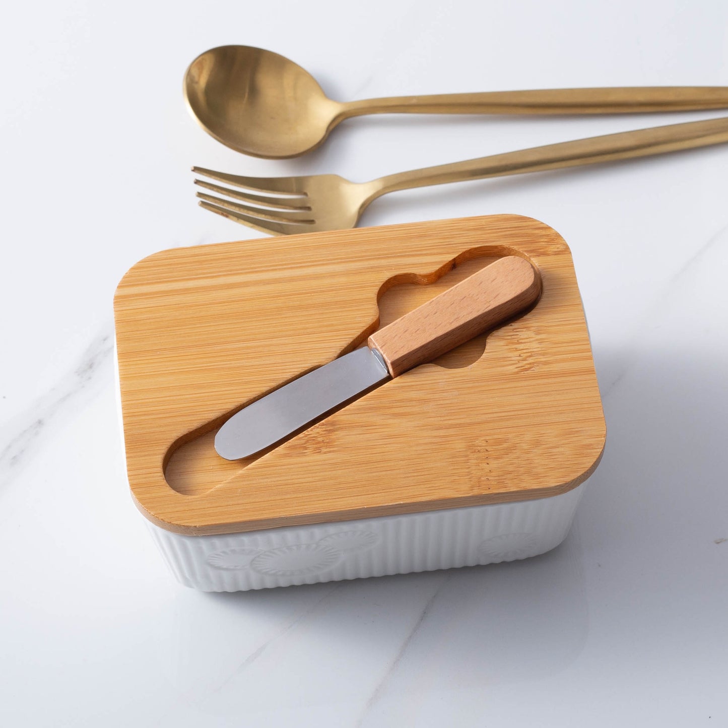 White Rectangle Butter Keeper Box Ceramic Butter Dish With Wooden Lip And Knife Embossing 330ml Butter Dish