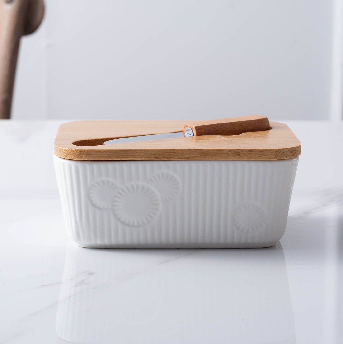 White Rectangle Butter Keeper Box Ceramic Butter Dish With Wooden Lip And Knife Embossing 330ml Butter Dish