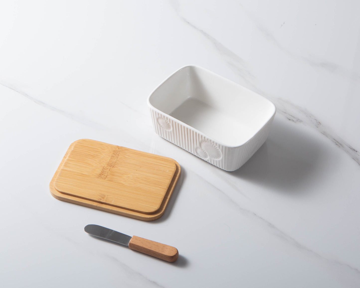 White Rectangle Butter Keeper Box Ceramic Butter Dish With Wooden Lip And Knife Embossing 330ml Butter Dish