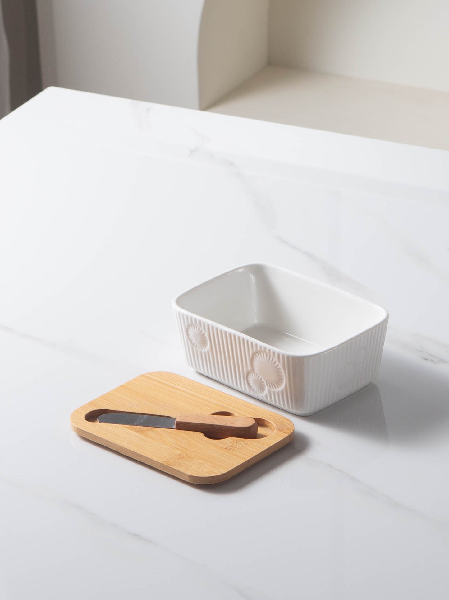 White Rectangle Butter Keeper Box Ceramic Butter Dish With Wooden Lip And Knife Embossing 330ml Butter Dish